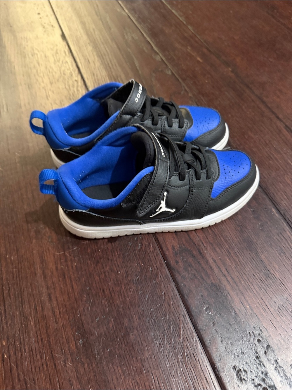 Jordan Kids Low-Top Sneakers in Black and Blue - Picture 3 of 5